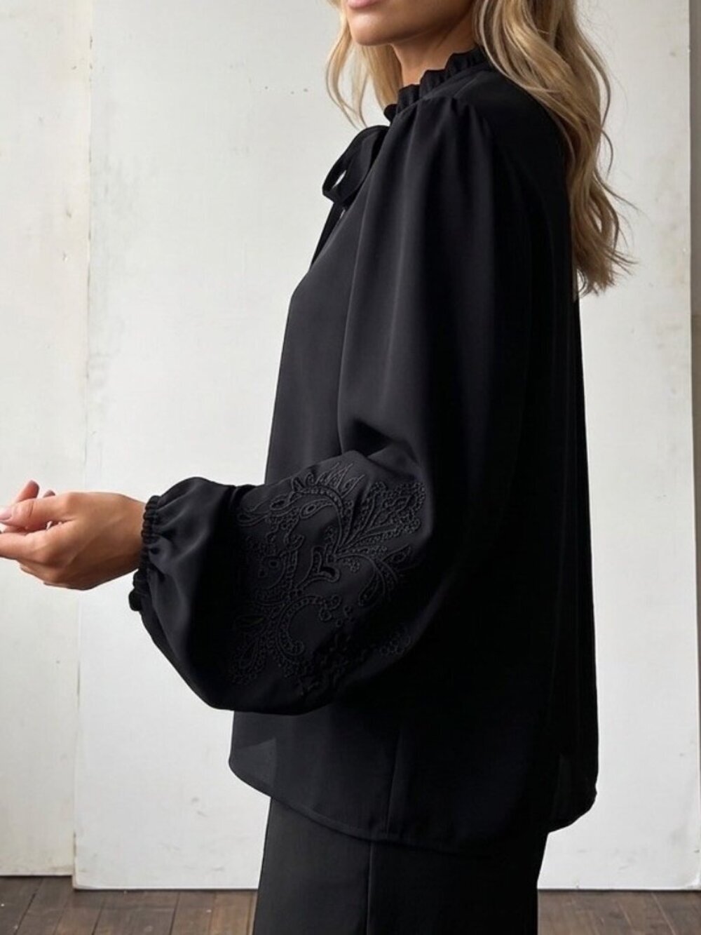 NEW Adrianna Papell XLARGE Black Embroidered Sleeve Blouse TOP Ruffle Neck Tie